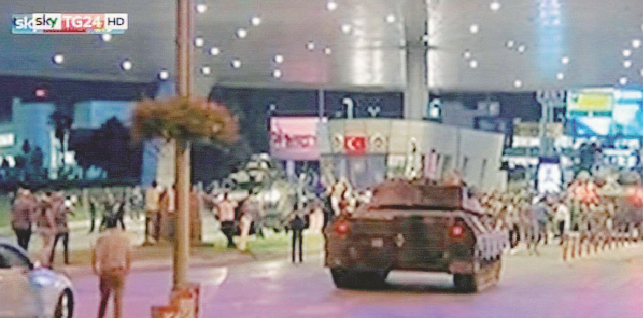 Blindati i punti nevralgici - Mezzi blindati e reparti dell’esercito pattugliano Istanbul Istanbul, scene di guerra civile tra paura e spari