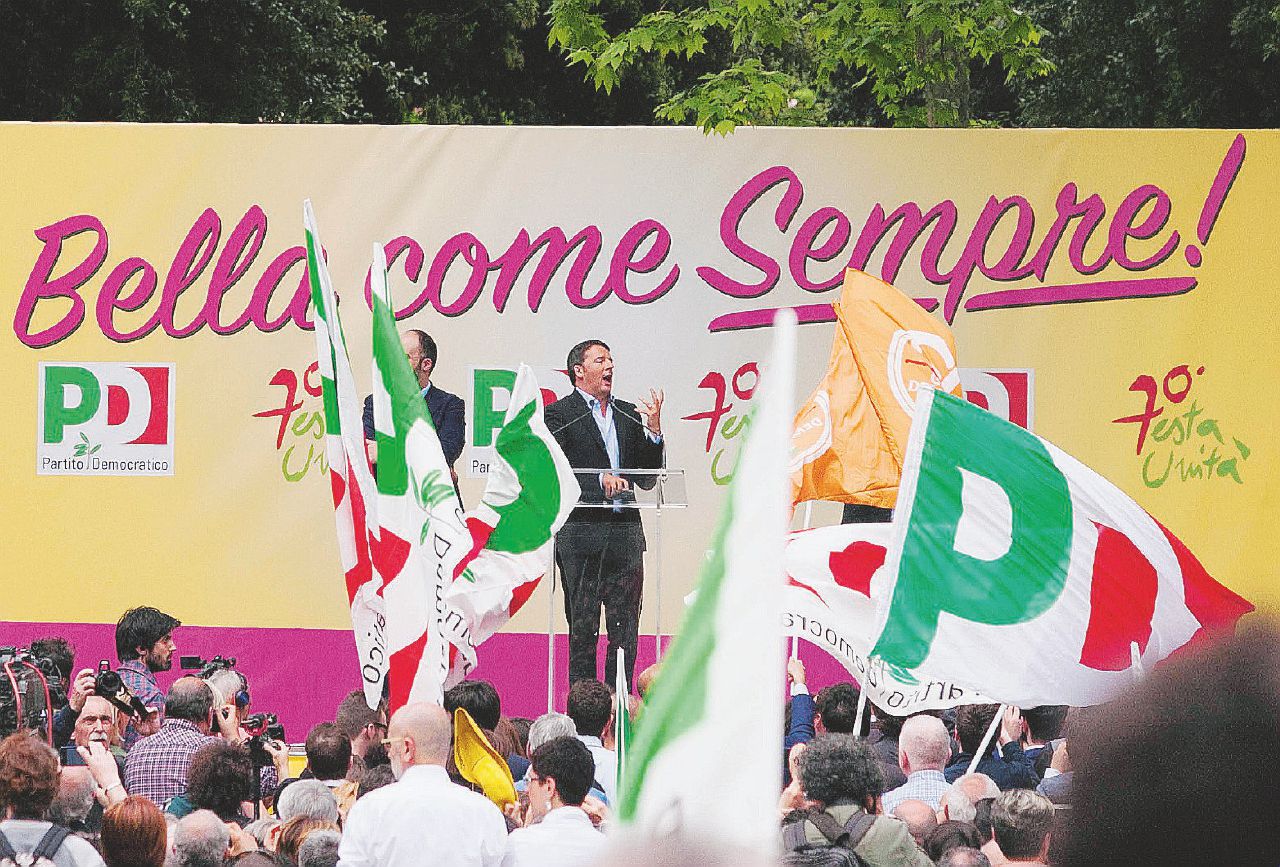 Sul palco - Matteo Renzi durante una delle feste dell’Unità organizzate l’estate scorsa dal Pd - LaPresse Nessuno spazio per il No: festa dell’Unità a senso unico