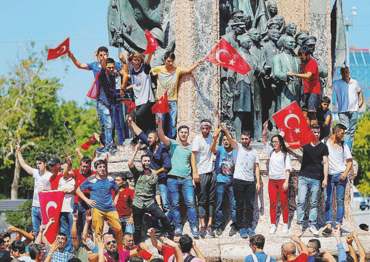 Copertina di “Noi ragazzi della notte abbiamo vinto la sfida per Erdogan”