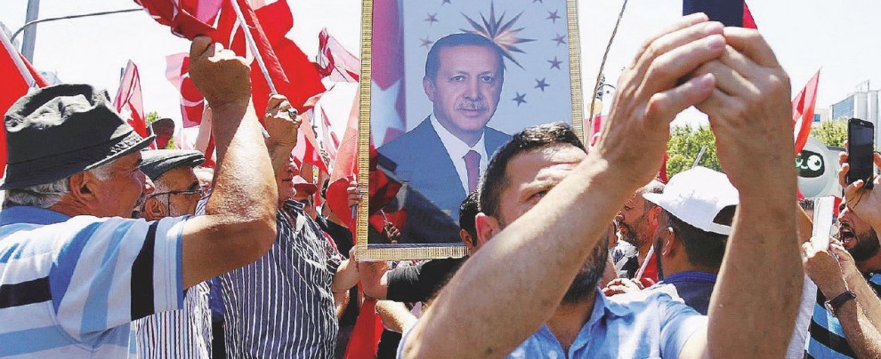 Festa e castigo - Sostenitori di Erdogan a una manifestazione di sostegno Guai ai vinti, Erdogan evoca la pena di morte