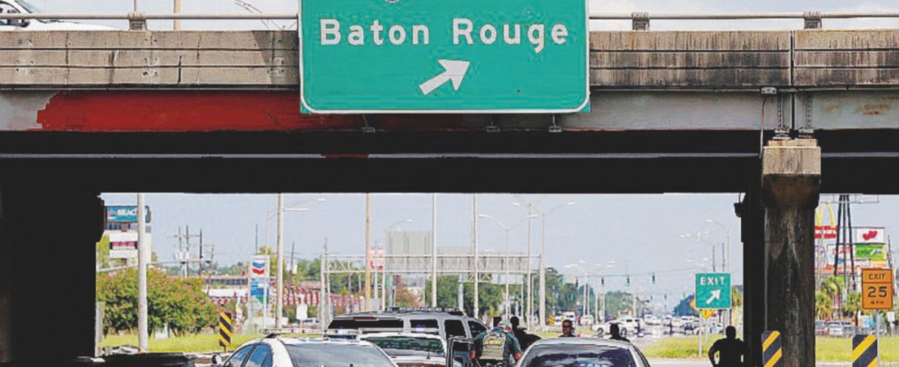 Caccia all’uomo - Pattuglie della polizia alla ricerca dei killer - Reuters Baton Rouge come Dallas: tiro a segno sui poliziotti
