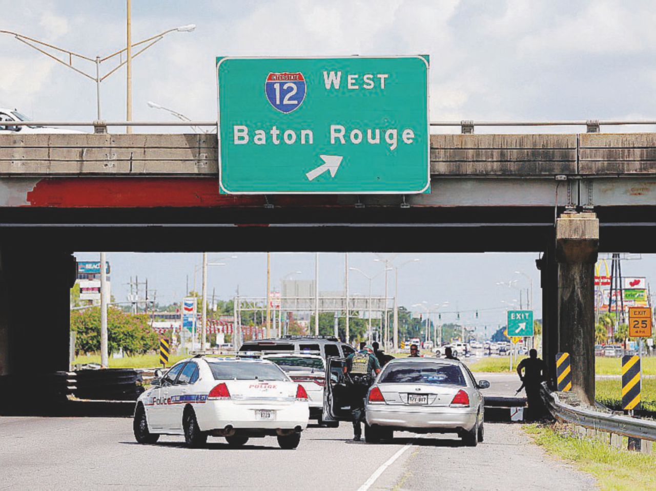 Caccia all’uomo - Pattuglie della polizia alla ricerca dei killer - Reuters Baton Rouge come Dallas: tiro a segno sui poliziotti