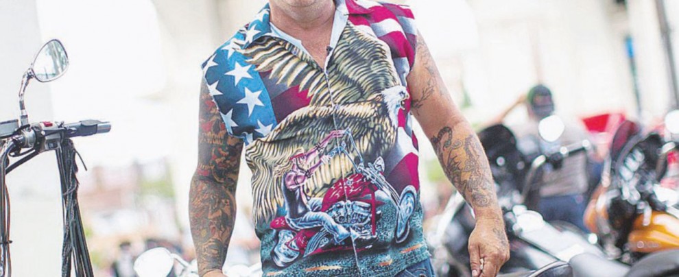 Kermesse del kitsch - Un membro dell’organizzazione “Bikers for Trump” Tra Pantere Nere e KKK: benvenuti al Circo Trump