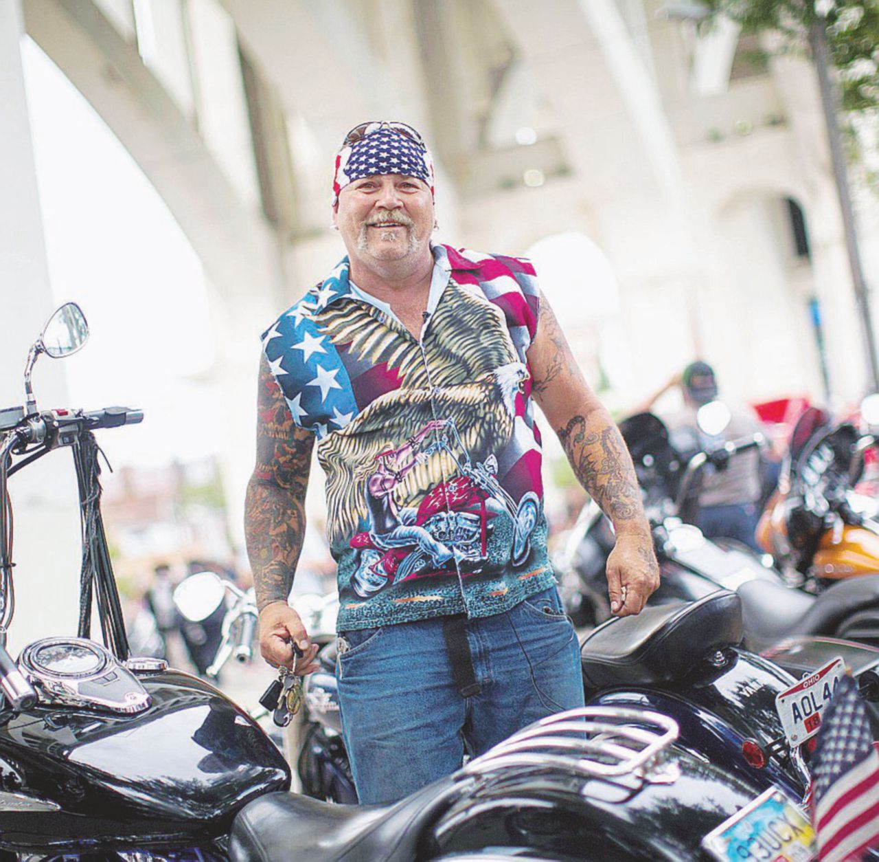 Kermesse del kitsch - Un membro dell’organizzazione “Bikers for Trump” Tra Pantere Nere e KKK: benvenuti al Circo Trump