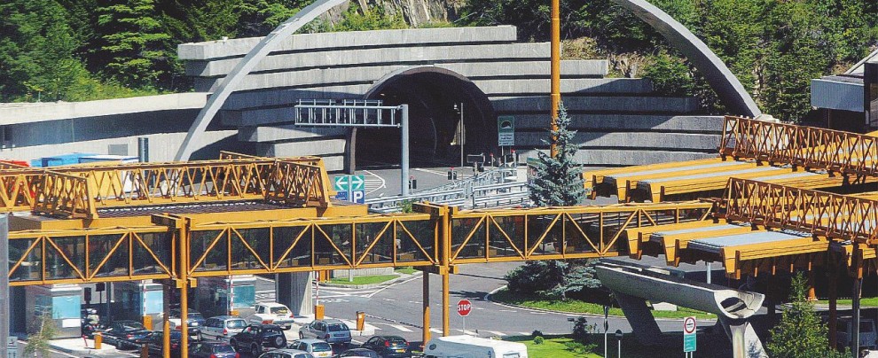 Il governatore della Val D’Aosta vorrebbe il raddoppio del Traforo del Monte Bianco - Ansa Il marameo dei francesi al raddoppio del Traforo