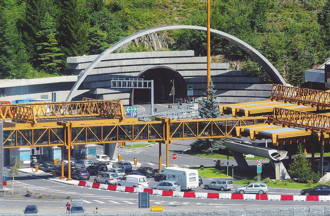 Il governatore della Val D’Aosta vorrebbe il raddoppio del Traforo del Monte Bianco - Ansa Il marameo dei francesi al raddoppio del Traforo