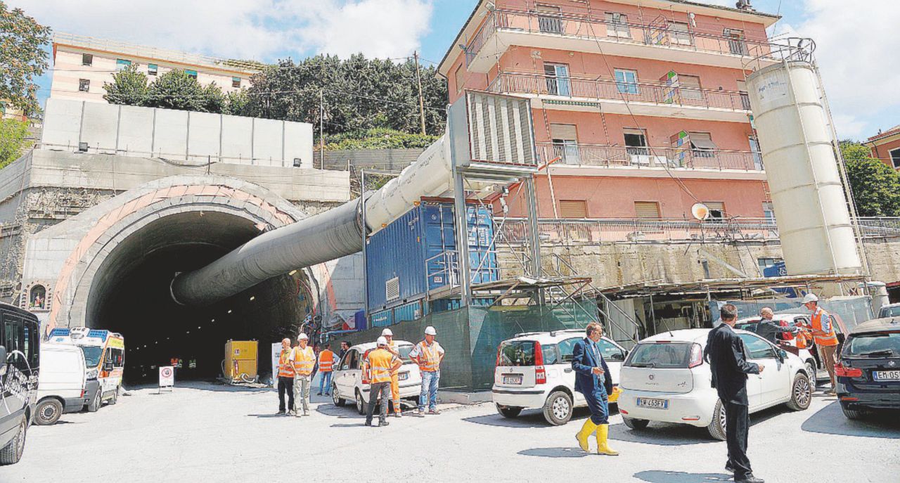 Una foto di un anno fa del cantiere di abbattimento del diaframma di una galleria per il Terzo Valico - Ansa Una “grande perforazione” in Liguria voluta da Mr Lavori pubblici Incalza