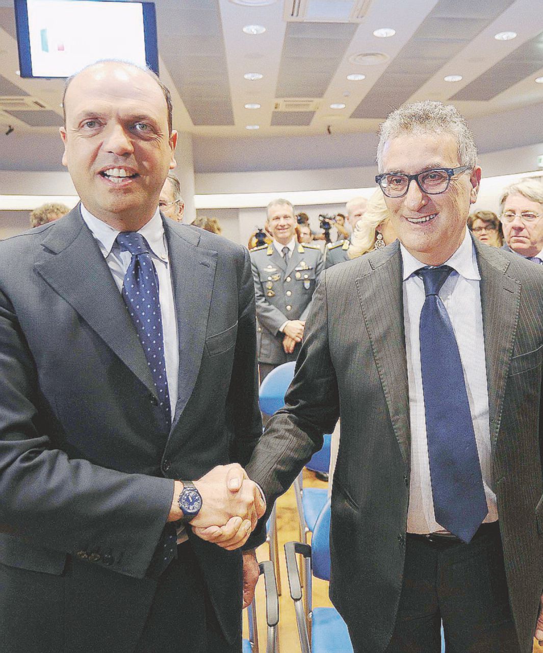 Il ministro Angelino Alfano e il procuratore Franco Roberti - LaPresse Antiterrorismo alla Alfano: adesso i pm alzano la voce