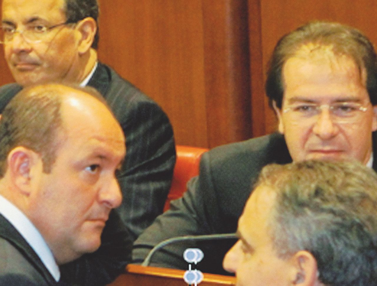 Rischia le manette - Antonio Caridi, senatore del gruppo Gal, è il primo da sinistra - Se il senatore finisce in galera c’è il sindaco cacciato per mafia
