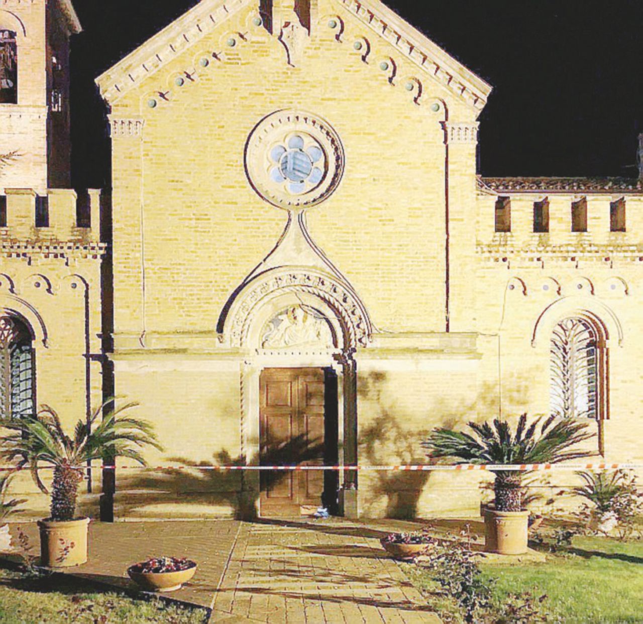 - La chiesa San Marco alle Paludi, colpita dall’ordigno - Ansa Fermo, le quattro bombe in chiesa: arrestati due ultrà