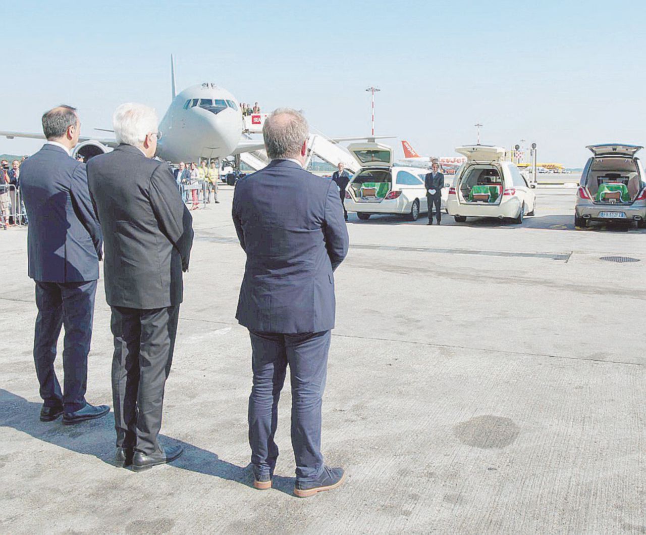 Omaggio presidenziale - Mattarella con accanto il governatore della Lombardia Maroni e il sindaco di Milano Sala davanti alle salme arrivate a Malpensa “Mohamed&C. più malati mentali che lupi solitari”