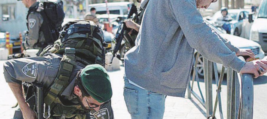 In allerta - Perquisizioni della polizia israeliana nella parte vecchia di Gerusalemme - Ansa “O fate come Israele o vinceranno i terroristi”
