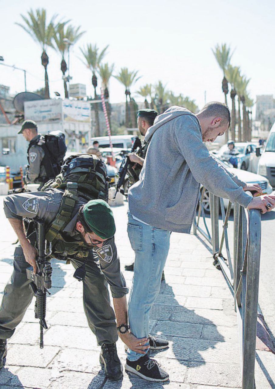 In allerta - Perquisizioni della polizia israeliana nella parte vecchia di Gerusalemme - Ansa “O fate come Israele o vinceranno i terroristi”