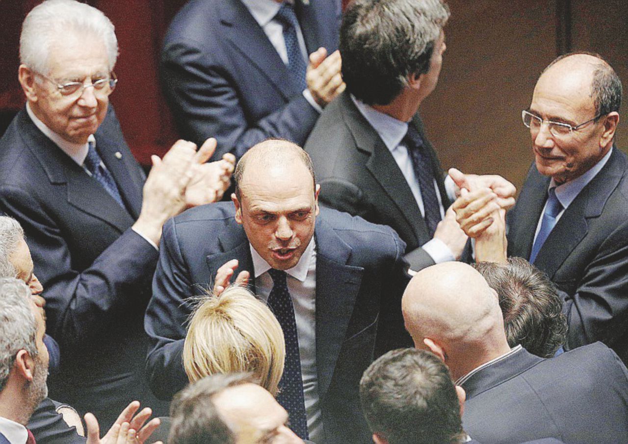 Moderati a modo loro - Alfano con Monti e Schifani ai tempi dei governi di unità nazionale - Ansa Al Gran Circo Centrista: guida pratica per capire chi sta con chi e per fare cosa