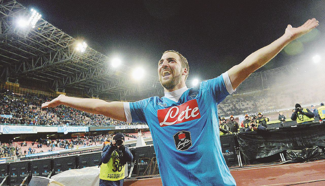 Copertina di Fine della telenovela: Higuain “tradisce” Napoli e va alla Juve