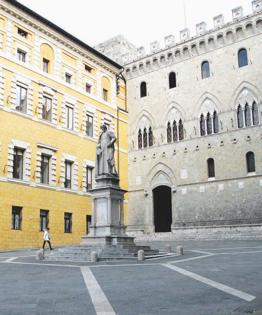 Il governo cerca di mettere in sicurezza Siena - LaPresse Per salvare Mps si mettono a rischio le nostre pensioni