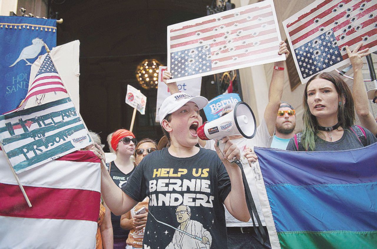 Sostenitori di Bernie Sanders contestano l’apertura della convention democratica a Filadelfia. Hillary Clinton e Bernie Sanders - Ansa Gli ultras di Sanders: “Primarie manipolate”