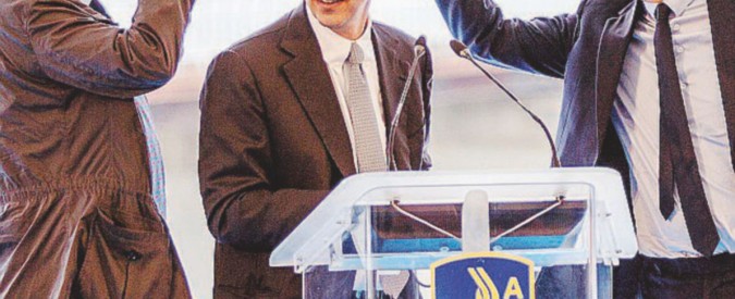 - Il premier Renzi dà il “cinque” ai dirigenti dell’Anas Renzi: “A3 finita”. Ma è falso