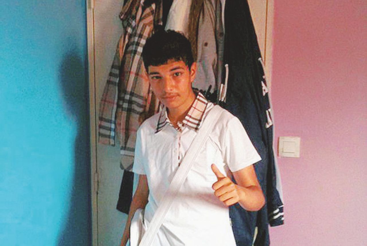 Copertina di Adel, 19 anni e il braccialetto elettronico-farsa