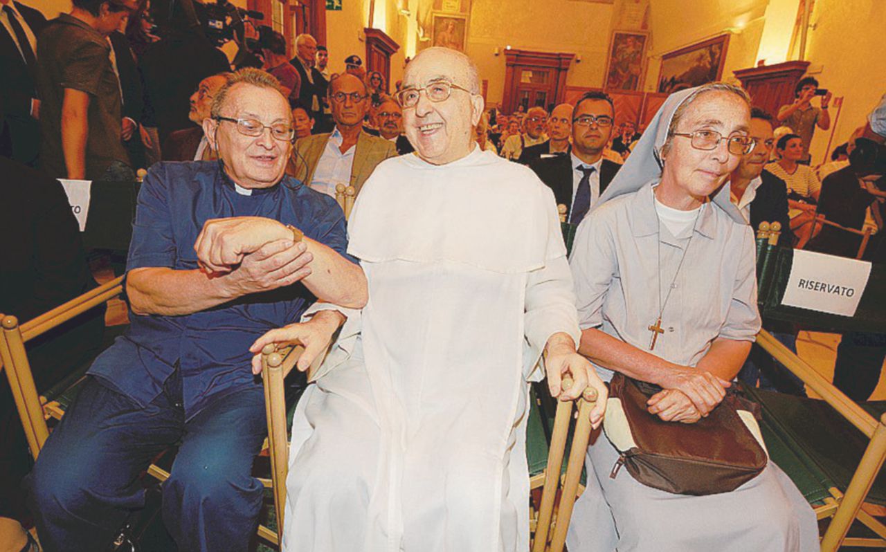 Clero a 5 Stelle - Nell’incontro a Santa Maria sopra Minerva, nel centro di Roma, domenicani e suore hanno avuto un forte slancio emotivo per il fratello Di Maio Frate Luigi benedice il teogrillismo