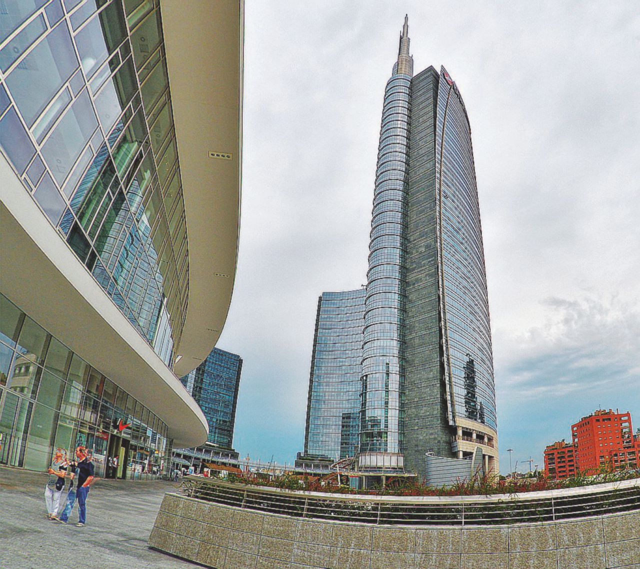 La sede - Il quartier generale di Unicredit in piazza Gae Aulenti, a Milano - LaPresse Rafforzarsi subito, missione impossibile per Unicredit