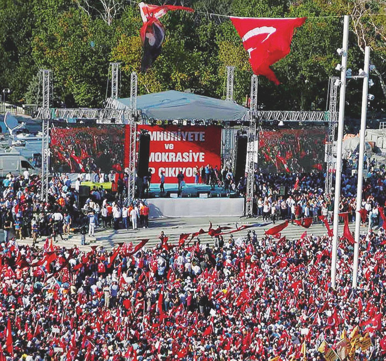 Maxischermi e folla a Piazza Taksim - Reuters Maxi-schermi e cibo gratis il popolo di Erdogan non molla