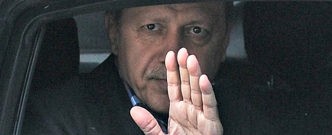 Erdogan vuole sultanizzare la Turchia: con la riforma della Costituzione poteri enormi al presidente
