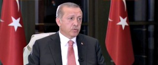 Turchia, Erdogan: “Ci saranno altri arresti. La Francia? Non può darci lezioni su diritti umani”. E dichiara stato di emergenza