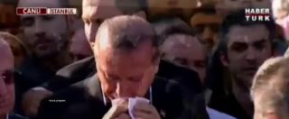 Copertina di Turchia, le lacrime di Erdogan al funerale dell’amico ucciso dai golpisti ostentate alla tv