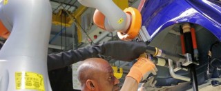 Copertina di Nella fabbrica tedesca Ford, dove i robot aiutano l’uomo – FOTO e VIDEO
