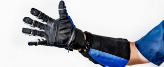 Copertina di General Motors, ecco la mano bionica per gli operai delle catene di montaggio – FOTO e VIDEO