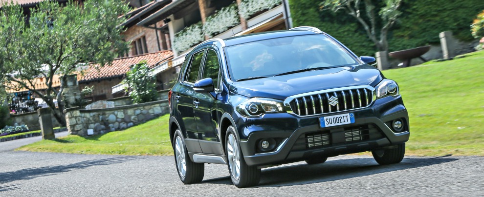 Copertina di Suzuki S-Cross, la prova del Fatto.it – Da crossover a suv, con un “viso” tutto nuovo – FOTO e VIDEO
