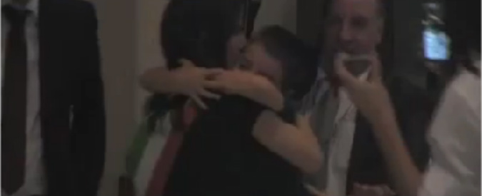 Copertina di Raggi, primo consiglio comunale: l’abbraccio con il figlio. Poi lo mette al “suo posto” (di sindaco)