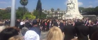 Copertina di Attentato Nizza, minuto di silenzio sulla Promenade des Anglais: la folla canta la Marsigliese