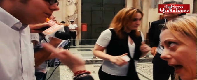 Copertina di Roma, Meloni vs attivista M5S: ‘Noi schifo? Ora governate e vedremo quanto siete bravi’