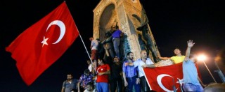 Turchia, piedi sulla statua di Ataturk e saluti da Lupi grigi: Istanbul porta già i segni della vittoria di Erdogan sui laici