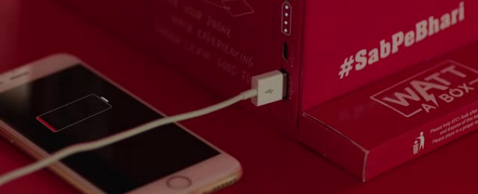 Copertina di Batteria morta? Così la scatola del pollo fritto di Kfc riesce a ricaricare lo smartphone