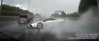 Copertina di Russia, la strada è bagnata: Lamborghini va in testacoda e si schianta contro il guard rail