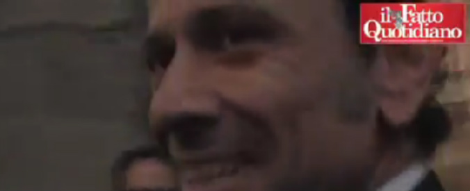 Copertina di Giunta Raggi, ressa per Minenna (assessore al Bilancio): “Voi cronisti farete sempre così?”