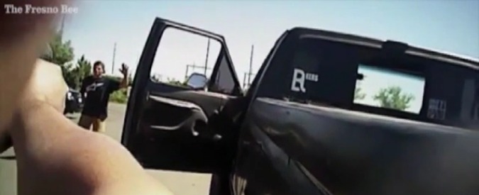 Copertina di Usa, polizia uccide un 19enne disarmato: si era rifiutato di alzare le mani. Il video choc