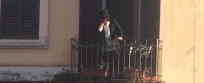 Renato Zero, concerto a sorpresa dal balcone di Trastevere: “La città deve tornare nostra. Fate la rivoluzione”