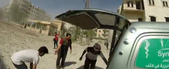 Copertina di Siria, esplode edificio ad Aleppo: volontari della Ong colpiti dai detriti soccorrono i feriti