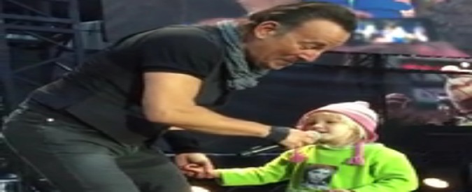 Bruce Springsteen, mai solo sul palco: questa volta a ballare con il Boss è una bimba di 4 anni