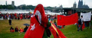 Turchia: “Stop ai visti per Ue o salta accordo sui migranti”. Germania blocca discorso Erdogan a Colonia