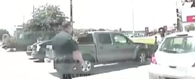 Copertina di Usa, arresto violento: giovane insegnante sbattuta in terra e ammanettata. Il video choc