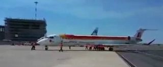 Copertina di Fiumicino, l’aereo non parte? Il volo Iberia per Vigo viene spinto a mano sulla pista