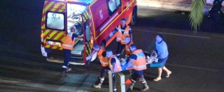 Copertina di Strage a Nizza, camion contro la folla. Cazeneuve: “80 morti, 100 i feriti”. Prefettura: “Attentato terroristico” (foto e video)