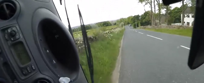 Copertina di Sorpasso azzardato causa un incidente: il video dall’interno dell’abitacolo