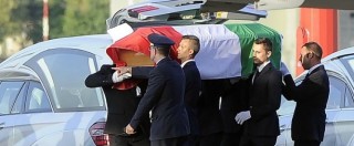 Attentato Bangladesh, l’autopsia sui corpi degli italiani. “Morte lenta: torture e mutilazioni, ma nessun colpo di grazia”