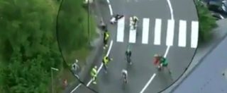 Copertina di Tour de France, lo spettatore si sporge troppo. Bennett lo travolge e lo mette ko